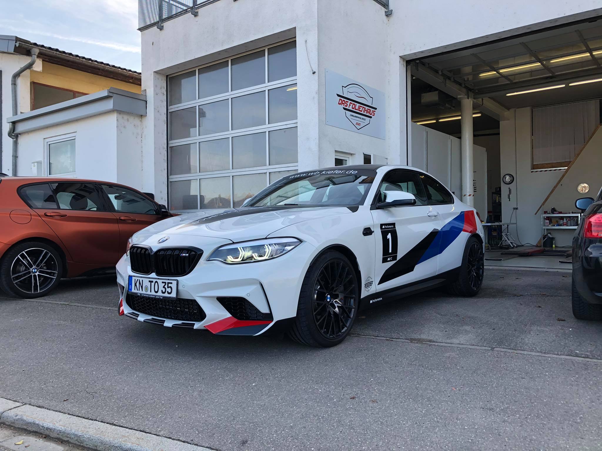 Frisch folierter BMW vor einem Gargentor
