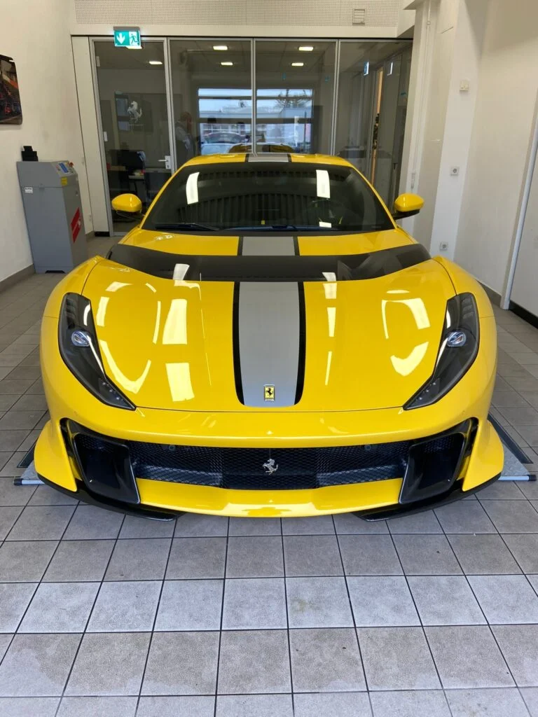 Ein gelber Ferrari von vorne, welcher frisch foliert wurde
