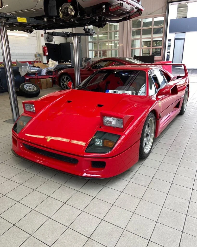 Roter Ferrari in der Werkstatt.