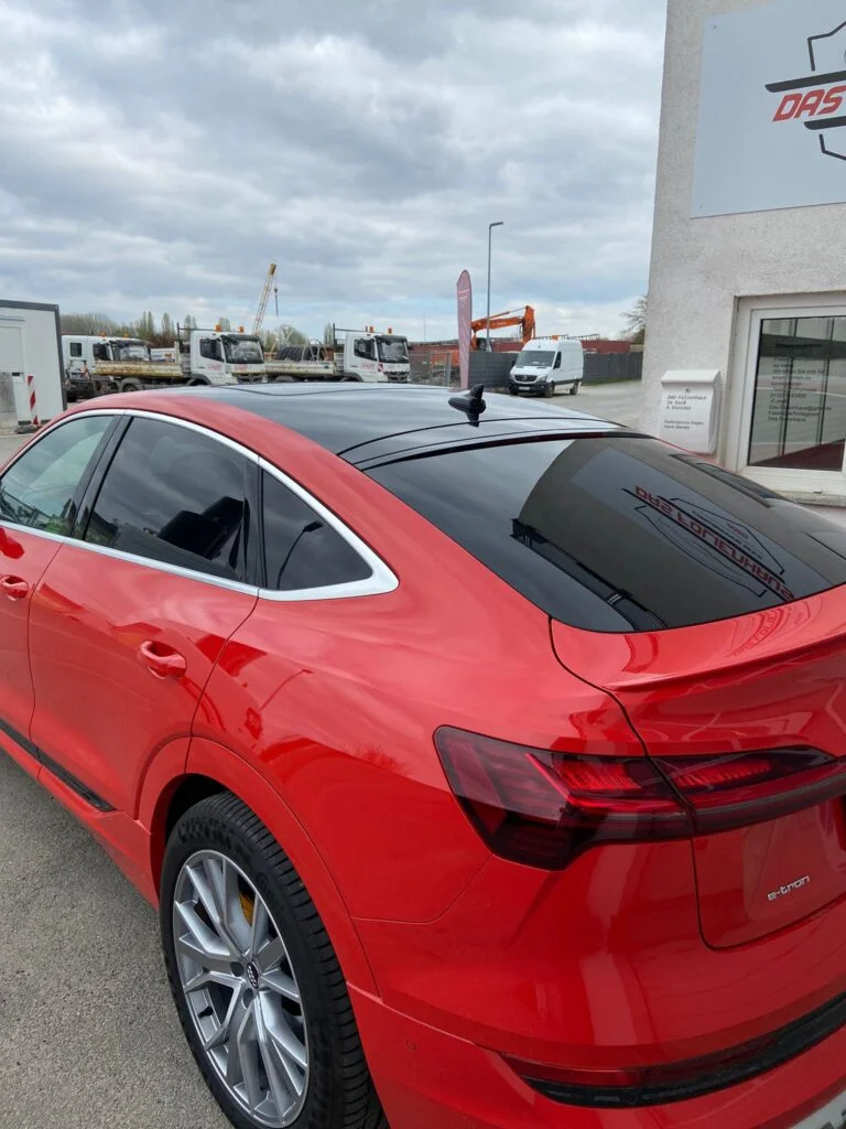 Heck von einem roten Audi e-tron