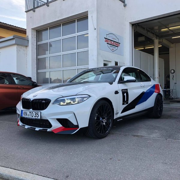 Seitenaufnahme eines BMWs mit Teilfolierung.