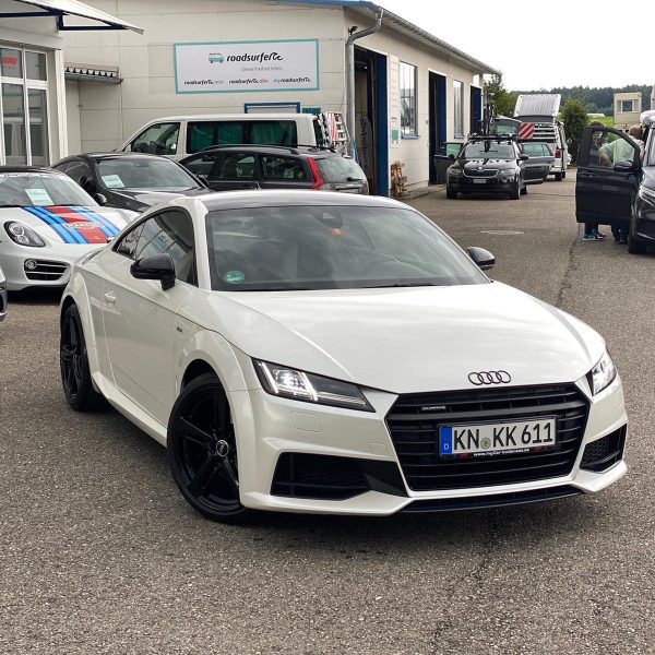 Weißer Audi mit Teilfolierung