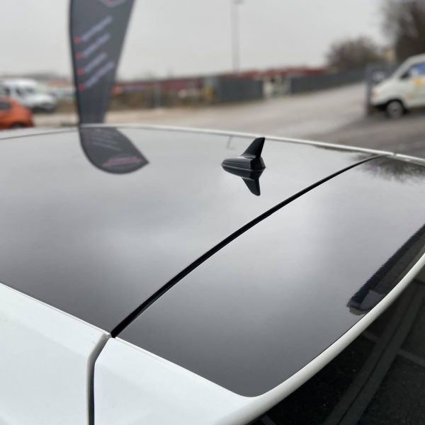 Man sieht die Teilfolierung eines VW Golf Dach in schwarz von Das-Folienhaus