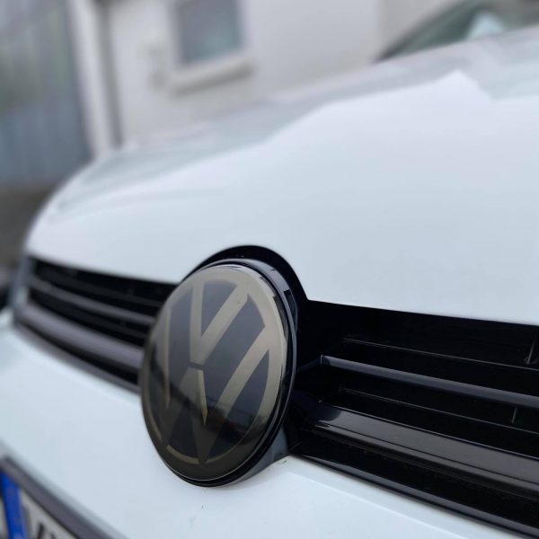 Man sieht die Teilfolierung eines VW Golf Logo in schwarz von Das-Folienhaus