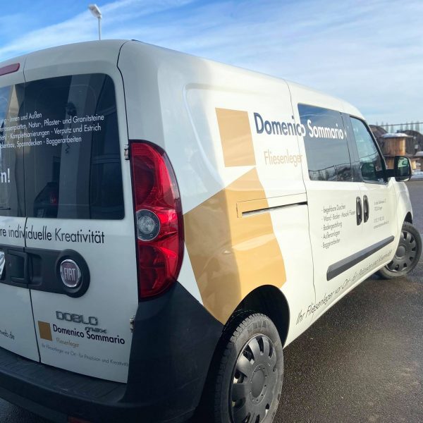 Man sieht einen Transporter mit Werbefolierung erstellt von Das Folienhaus.