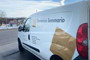 Man erkennt die Seite eines Transporters mit einer Werbefolierung erstellt von Das-Folienhaus