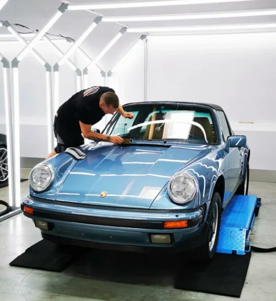 17940724901170442-m-90-600 Kopie In individueller Maßarbeit folieren unsere Experten Ihren Porsche.