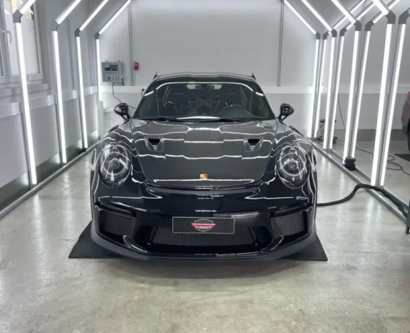 18045307756506564-m-90-600 Kopie In unserer Werkstatt verpassen wir Ihrem Porsche durch Folierung einen neuen Look.