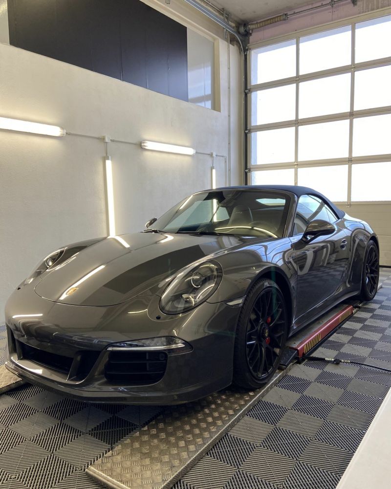 Schwarzer Porsche Front Ob subtil oder auffällig: Wir folieren Ihren Porsche ganz nach Ihrem Geschmack!