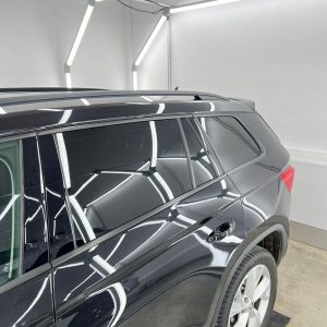 Seitenaufnahme von einem schwarzen folierten SUV