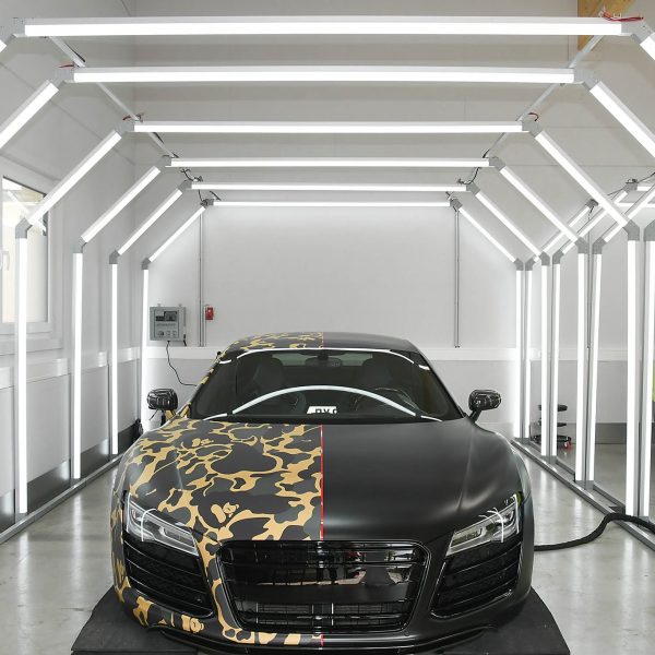 Audi R8 Audi R8 mit Steinschlagschutzfolierung. Zur Hälfte schwarz und zur anderen Hälfte in Camouflage lackiert.