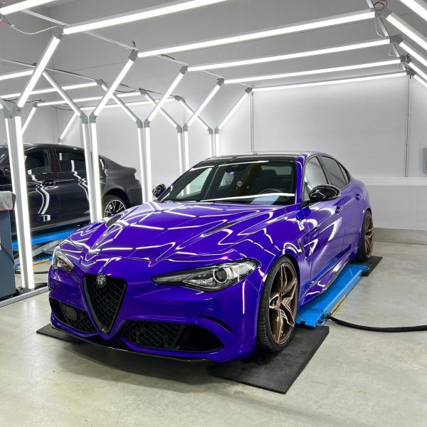 Lila Alfa Romeo mit Steinschlagschutzfolierung aufgetragen.