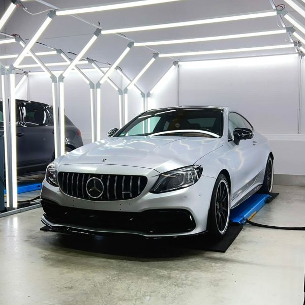 Grauer Mercedes mit Steinschlagschutzfolierung aufgetragen