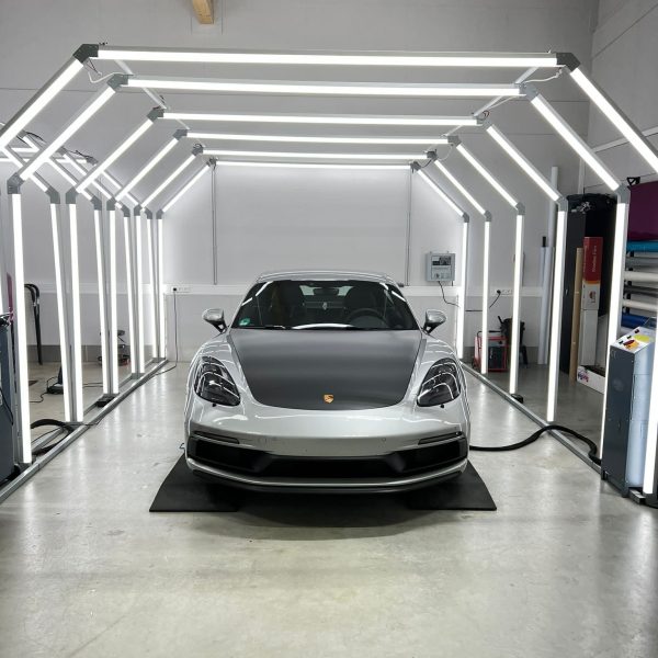 Grauer Porsche mit Steinschlagschutzfolierung aufgetragen.