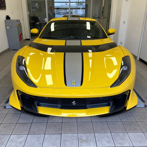 Ein gelber Ferrari von vorne, welcher frisch foliert wurde