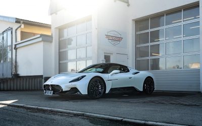 Ein weißer Maserati vor dem Garagentor von ,,Das Folienhaus"