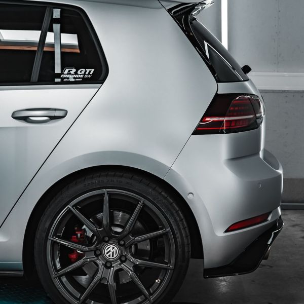 Die Heckseite eines Grauen VWs GTI ist z sehen. Die Scheiben sind foliert.