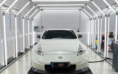 Von vorne ist ein weißer folierter Nissan zu sehen.