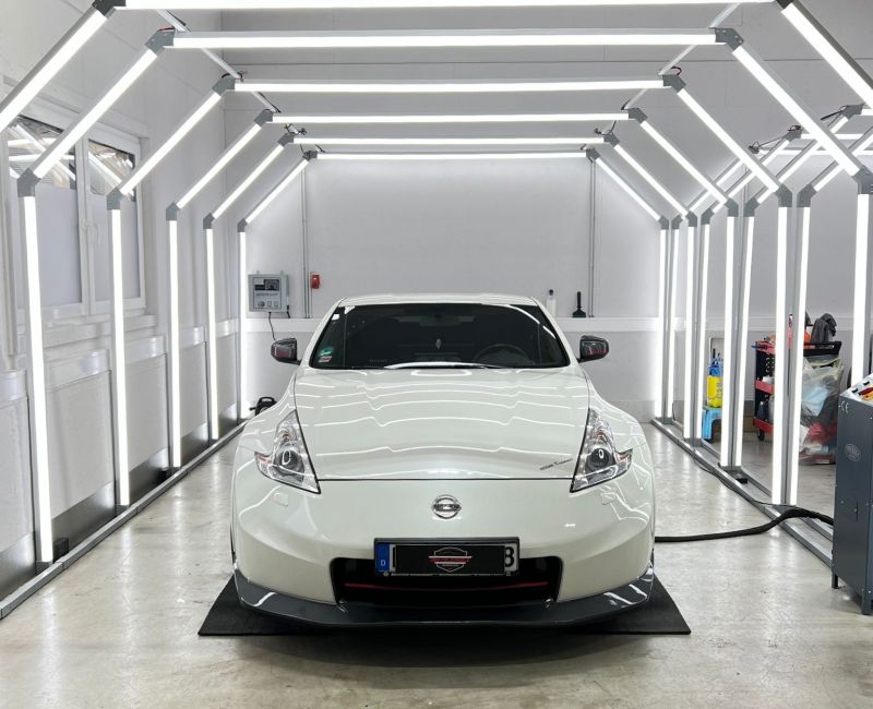 Nissan in weiß Von vorne ist ein weißer folierter Nissan zu sehen.